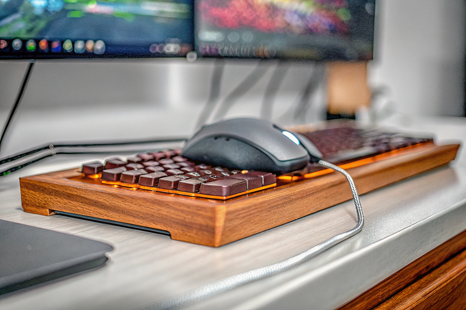Ein professioneller eSports-Spieler, der sich auf ein Turnier vorbereitet, mit Fokus auf der Ausrüstung. eSports-Spieler bei der Vorbereitung