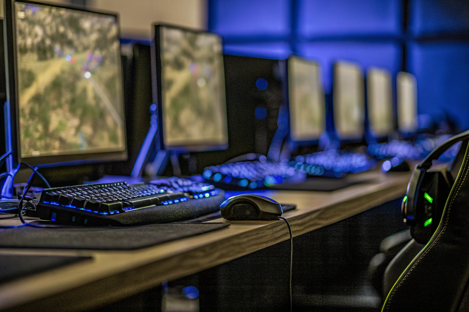 Ein professioneller Gamer bei einem eSports-Turnier, umgeben von hochwertiger Gaming-Ausrüstung. Professioneller Gamer bei eSports-Turnier