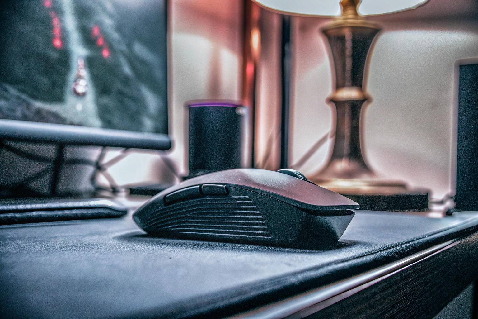Ein professionelles E-Sport-Setup mit einer drahtlosen Maus und einer beleuchteten Schreibtischlampe. E-Sport-Zubehör