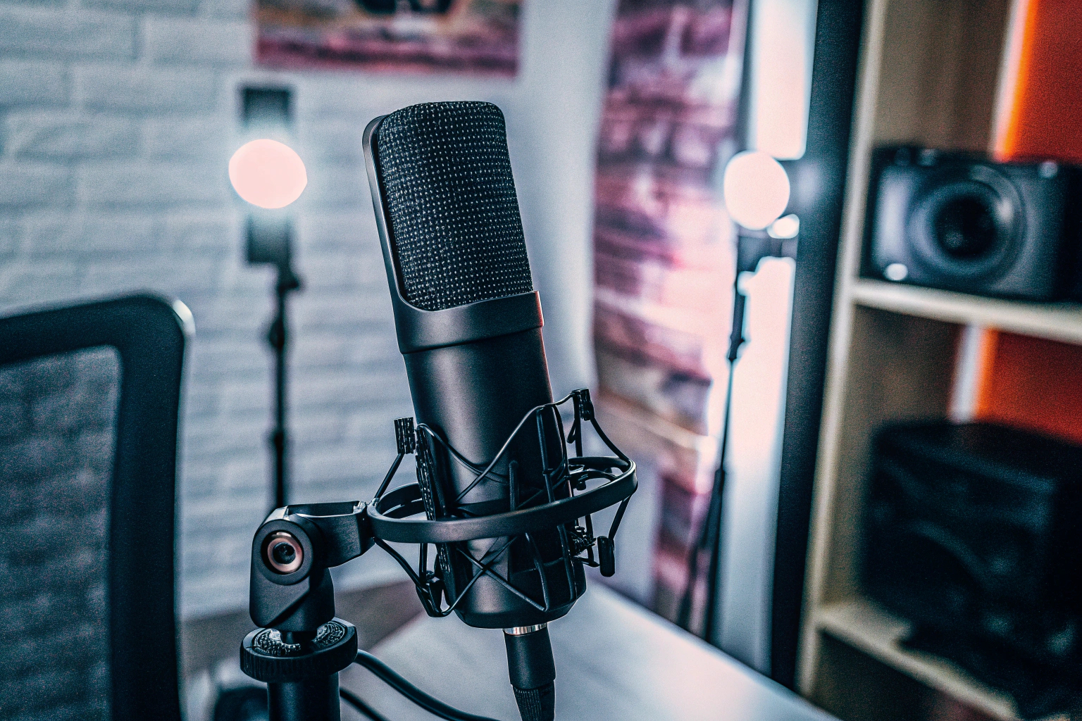 Ein professionelles Streaming-Setup mit Mikrofon, Kamera und Lichtern, das für ein optimales Streaming-Erlebnis sorgt. Professionelles Streaming-Setup