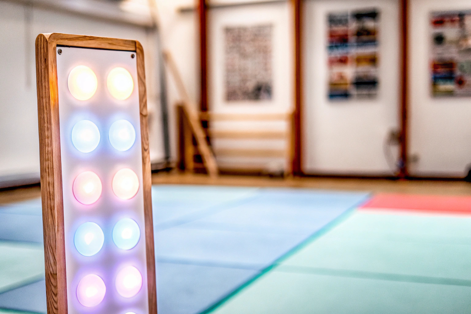 Ein Reflextrainingsgerät mit leuchtenden Lichtern, das in einem Trainingsraum verwendet wird. Reflextrainingsgerät mit Lichtern