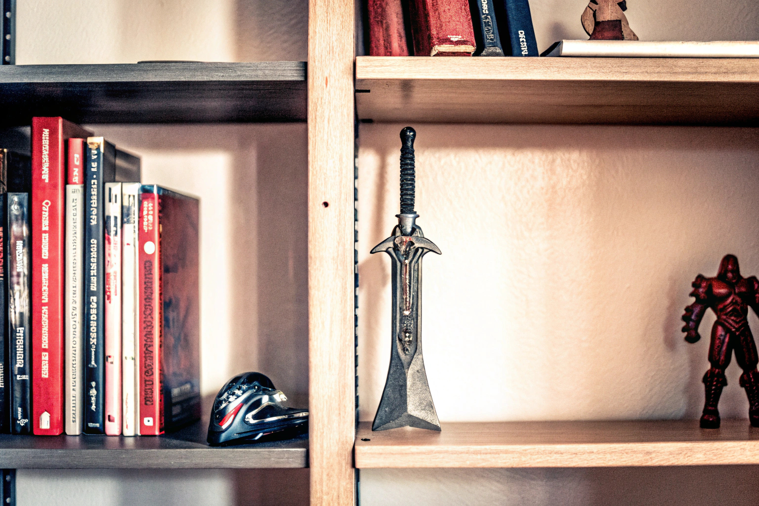 Ein Regal voller Gaming-Literatur und Sammlerstücke Regal mit Gaming-Literatur