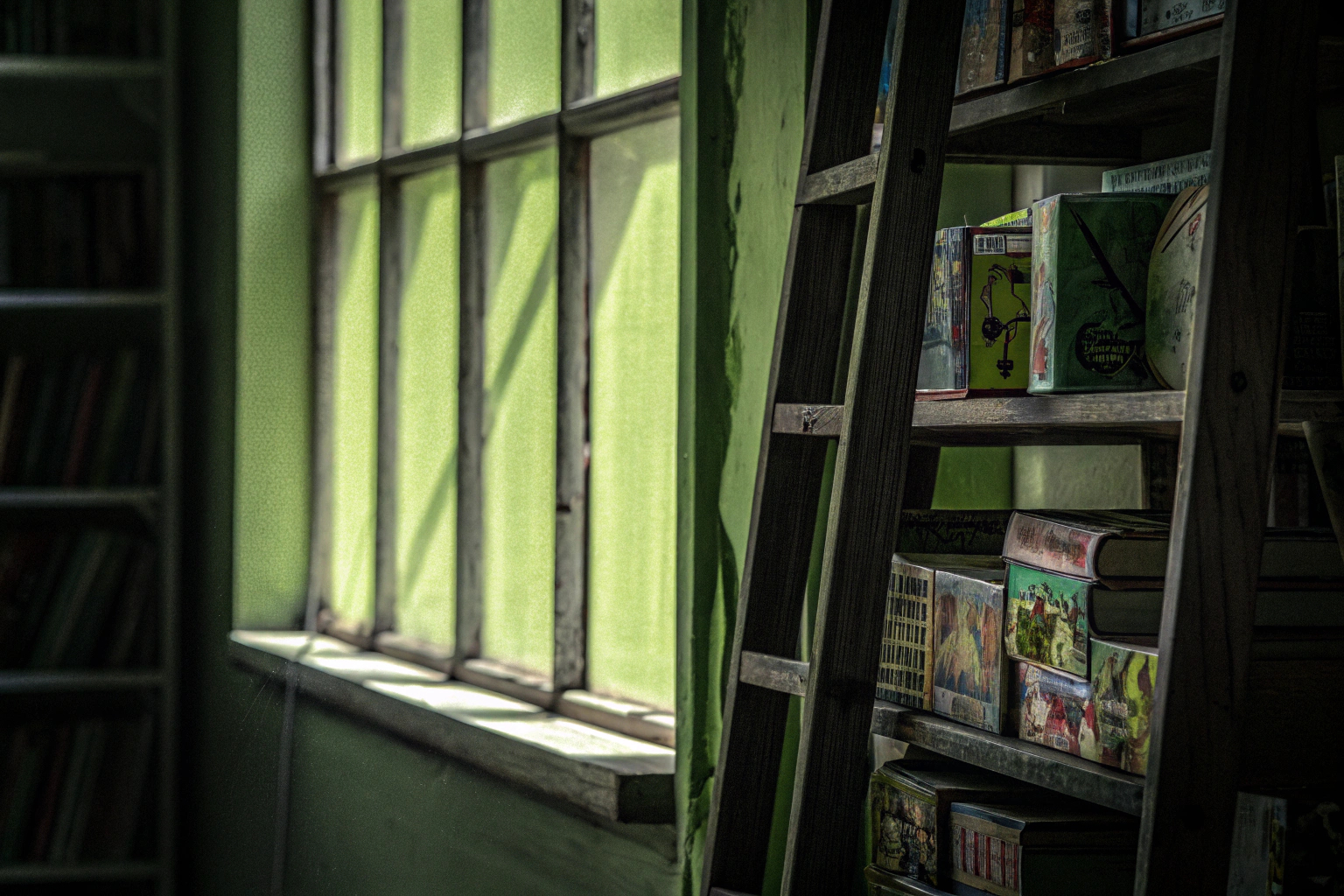 Ein Regal voller gebrauchter Brettspiele in einem Second-Hand-Laden. Gebrauchte Brettspiele im Regal