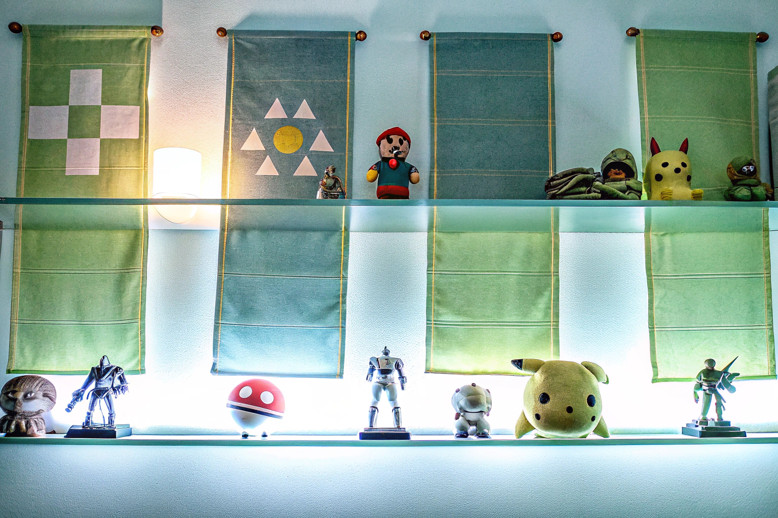 Ein Regal voller Merchandise-Artikel eines bekannten Gaming-Influencers. Gaming-Merchandise