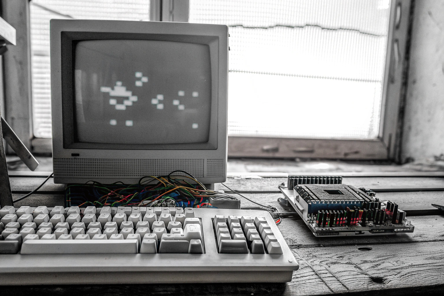 Ein Retro-Computer-Bausatz mit klassischen Komponenten wie Monitor und Tastatur. Retro-Computer-Bausatz