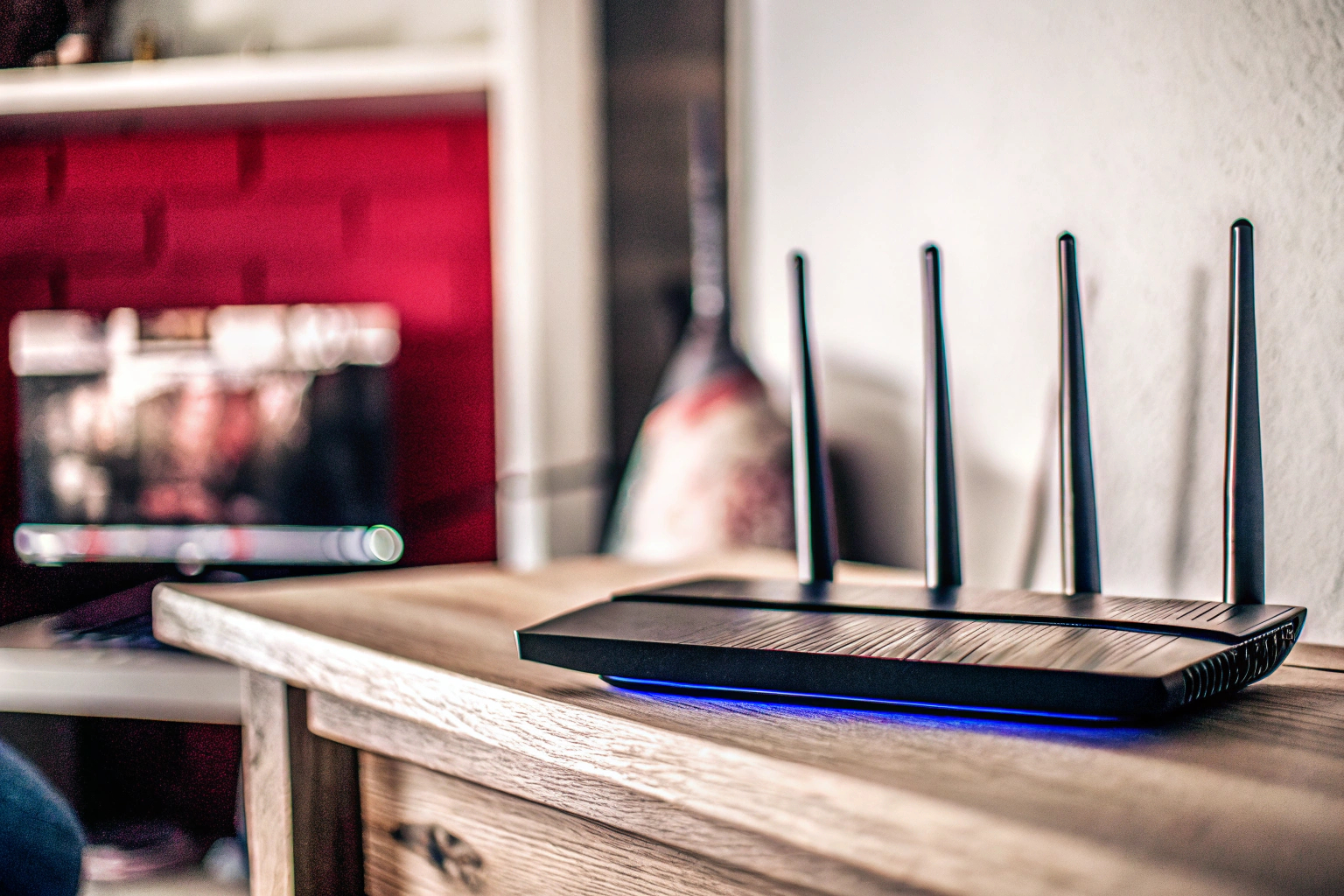 Ein Router, der erhöht auf einem Regal steht, um eine bessere Signalverteilung zu gewährleisten. Router auf einem Regal