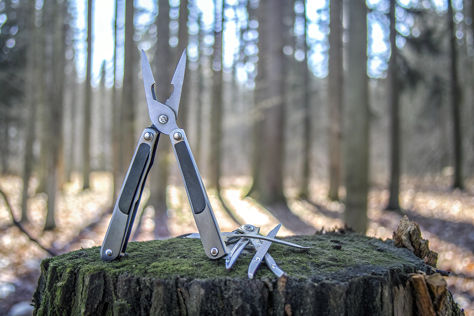 Ein RoverTac Multitool auf einem Baumstamm im Wald RoverTac Multitool im Einsatz