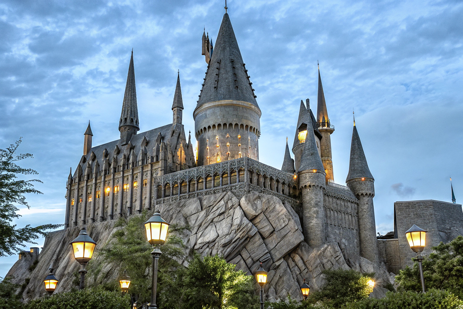 Ein Schüler erkundet Hogwarts in Hogwarts Legacy. Hogwarts Erkundung