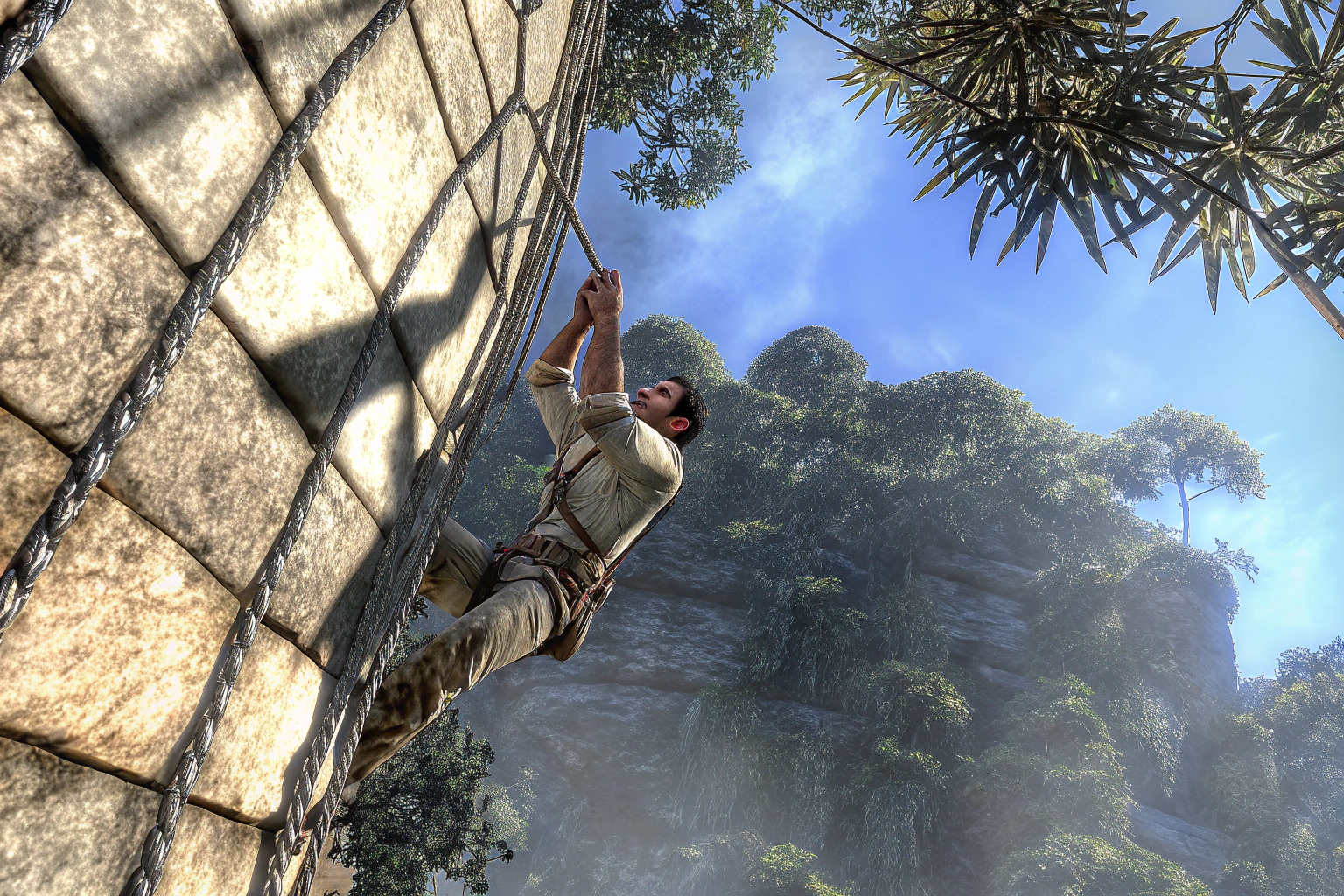 Ein Screenshot aus Uncharted: Golden Abyss, der Nathan Drake in einer gefährlichen Situation zeigt. Uncharted: Golden Abyss Screenshot