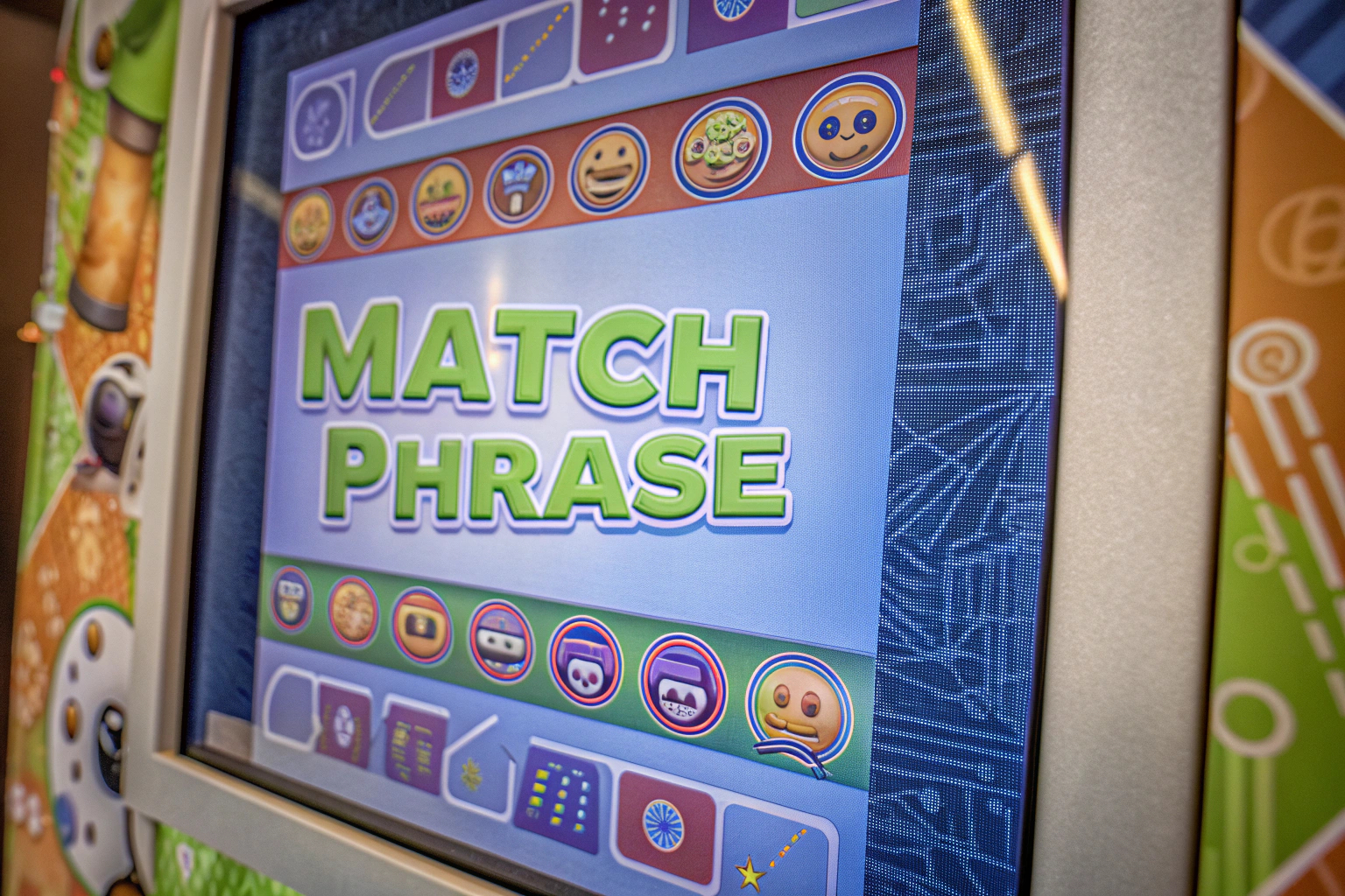Ein Screenshot des Spiels Match Phrase, das einfache und unterhaltsame Herausforderungen bietet. Match Phrase Spiel