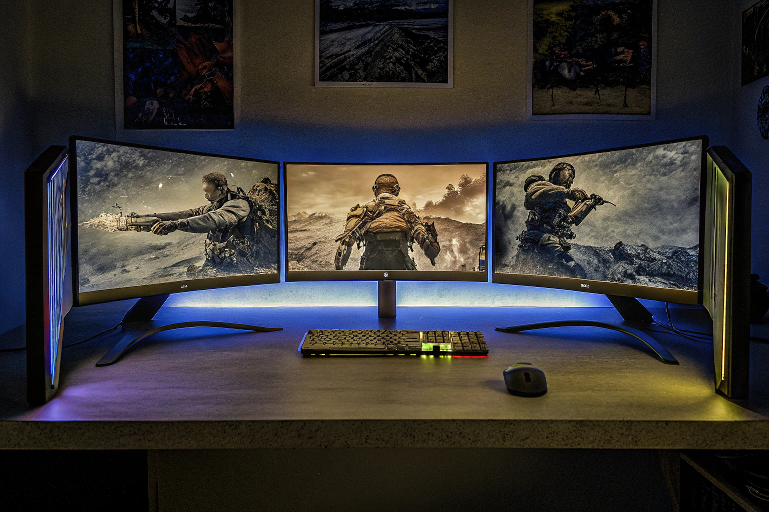 Ein Setup mit mehreren Gaming-Monitoren für ein nahtloses Spielerlebnis. Multi-Monitor Gaming-Setup