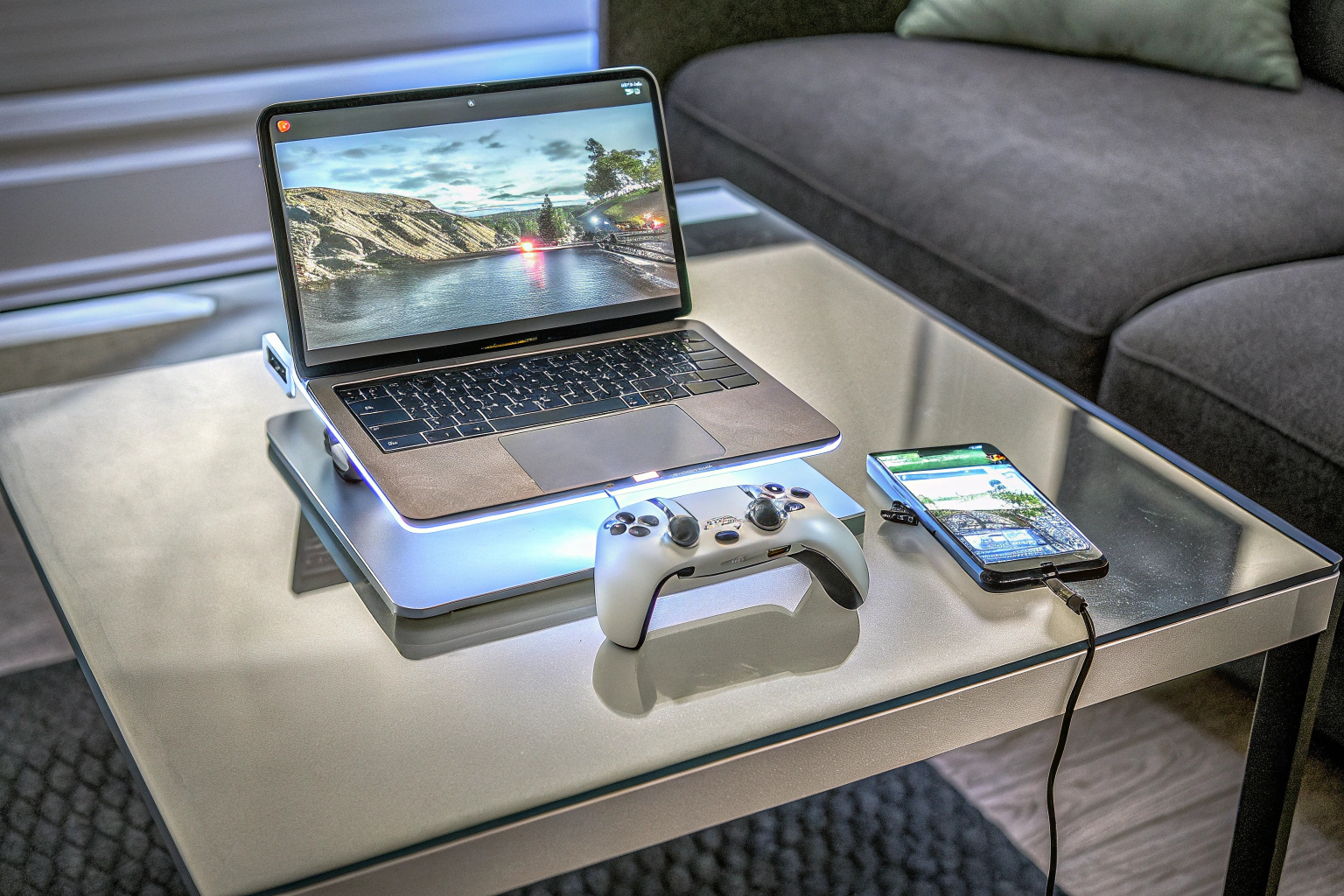 Ein Spieler, der auf verschiedenen Geräten denselben Spielstand fortsetzt. Cross-Platform Gaming