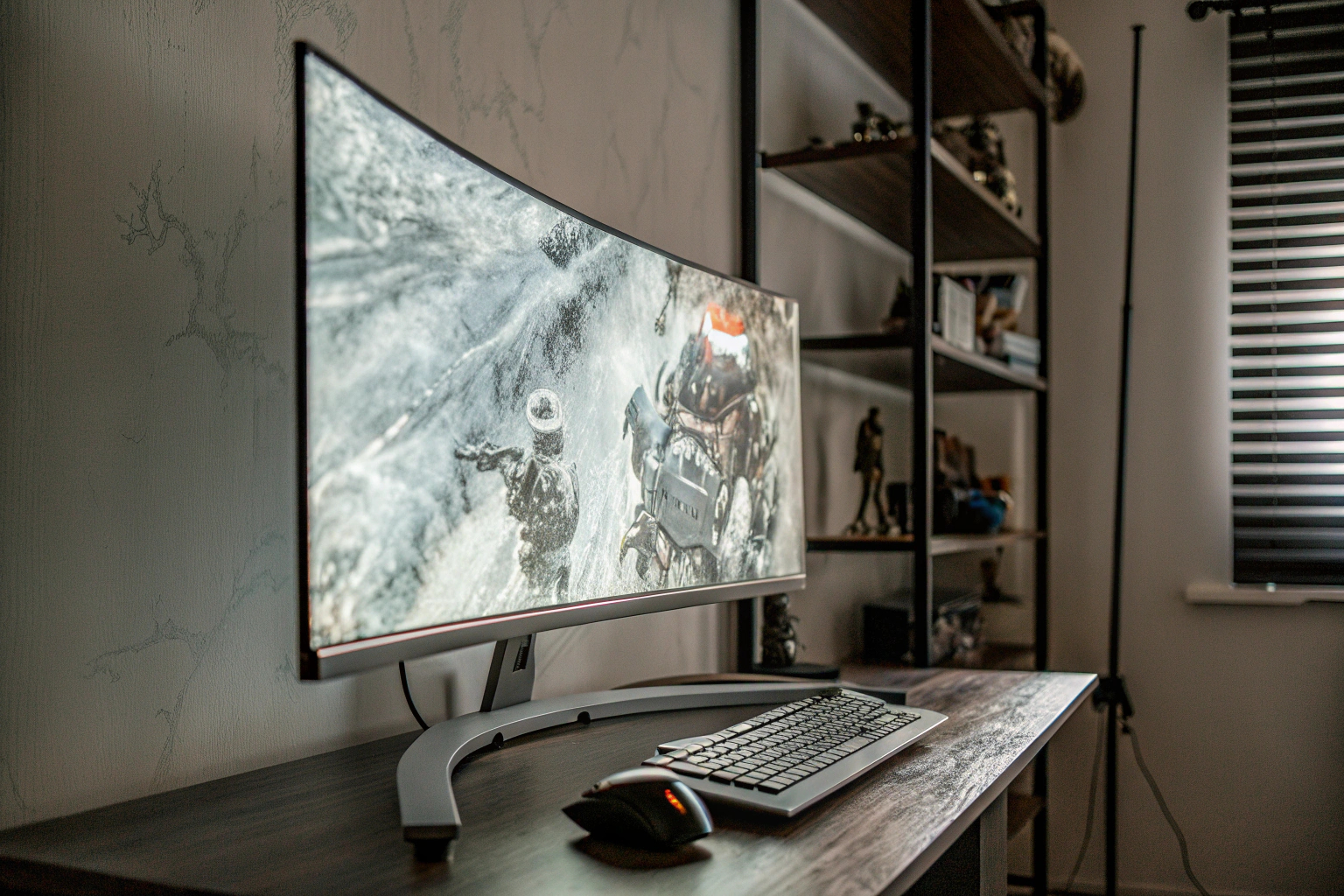 Gamer vor großem gekrümmten Monitor