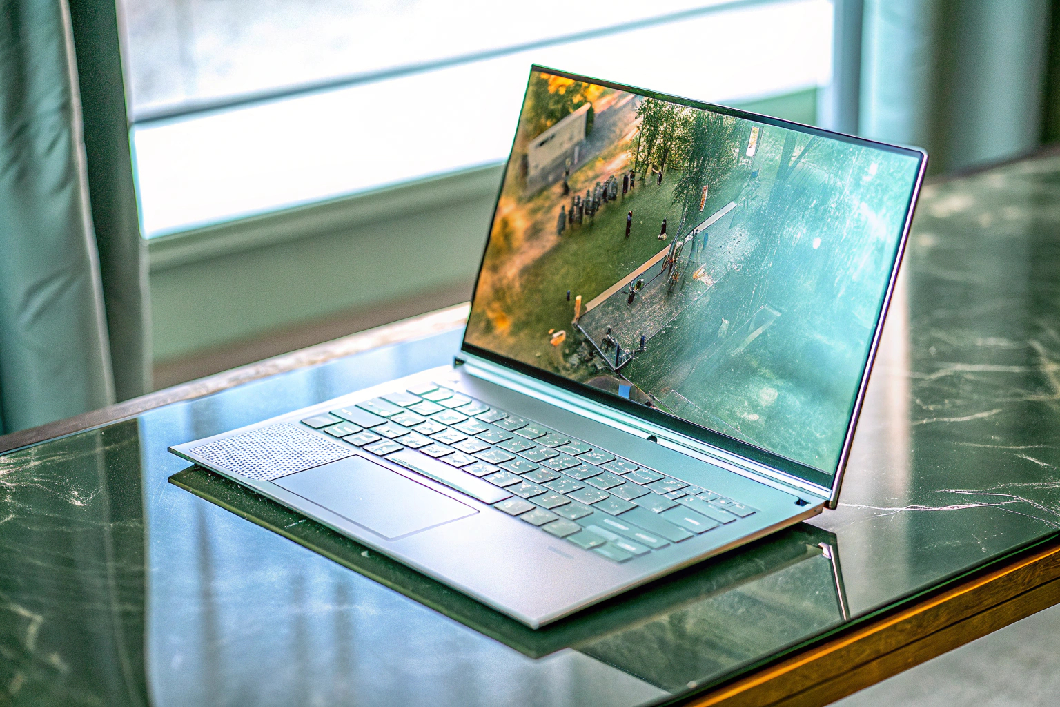 Ein Spieler, der ein anspruchsvolles Spiel auf einem leistungsstarken Laptop spielt, mit Fokus auf die Grafikqualität. Gaming-Laptop Grafikleistung