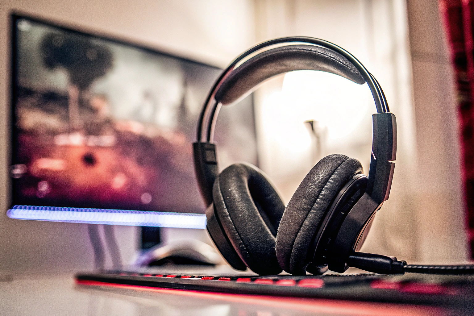 Ein Spieler, der ein Gaming-Headset trägt und intensiv auf einen Bildschirm schaut. Spieler mit Gaming-Headset