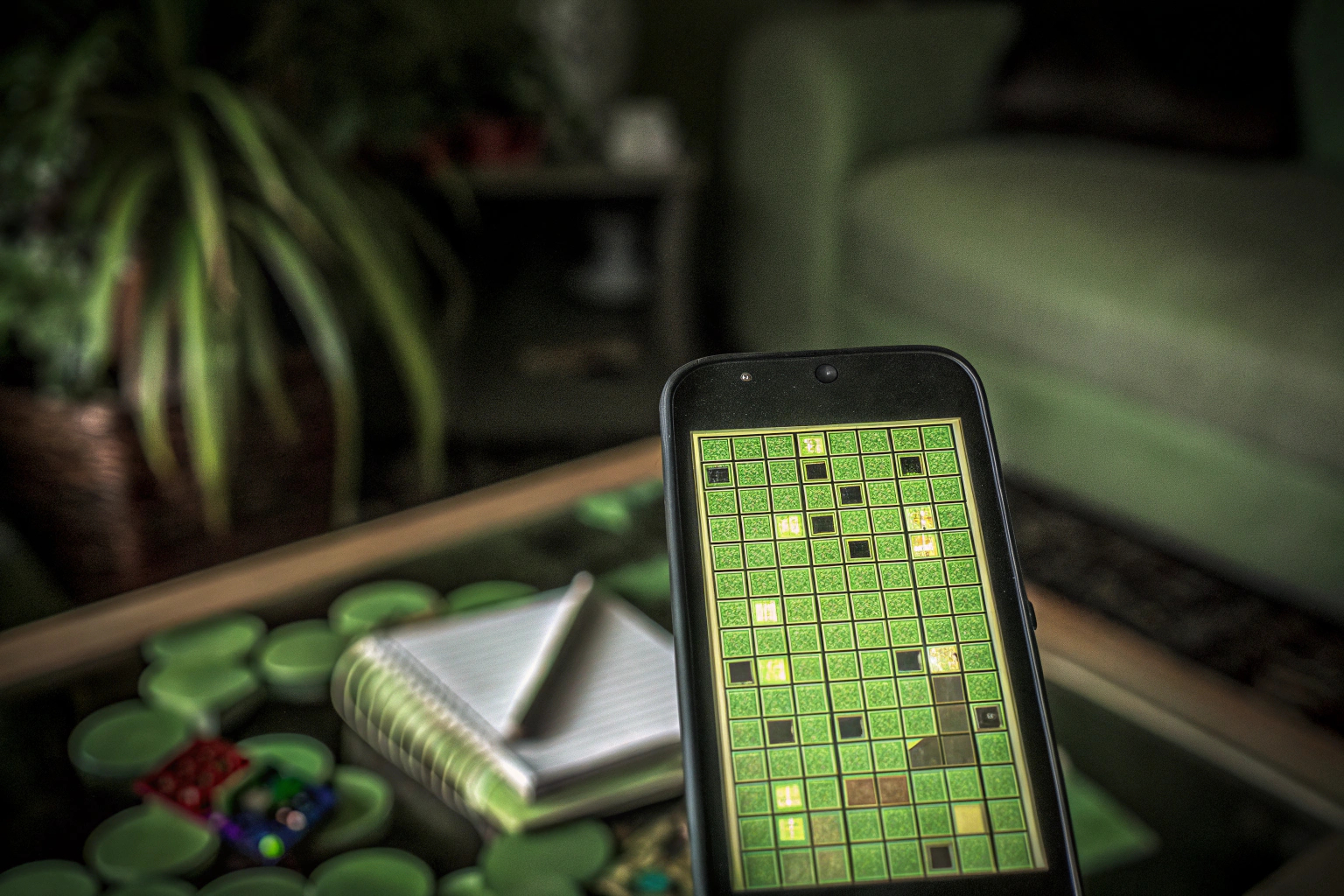 Ein Spieler, der ein Gehirntraining-Spiel auf einem mobilen Gerät spielt. Gehirntraining-Spiel auf Mobilgerät
