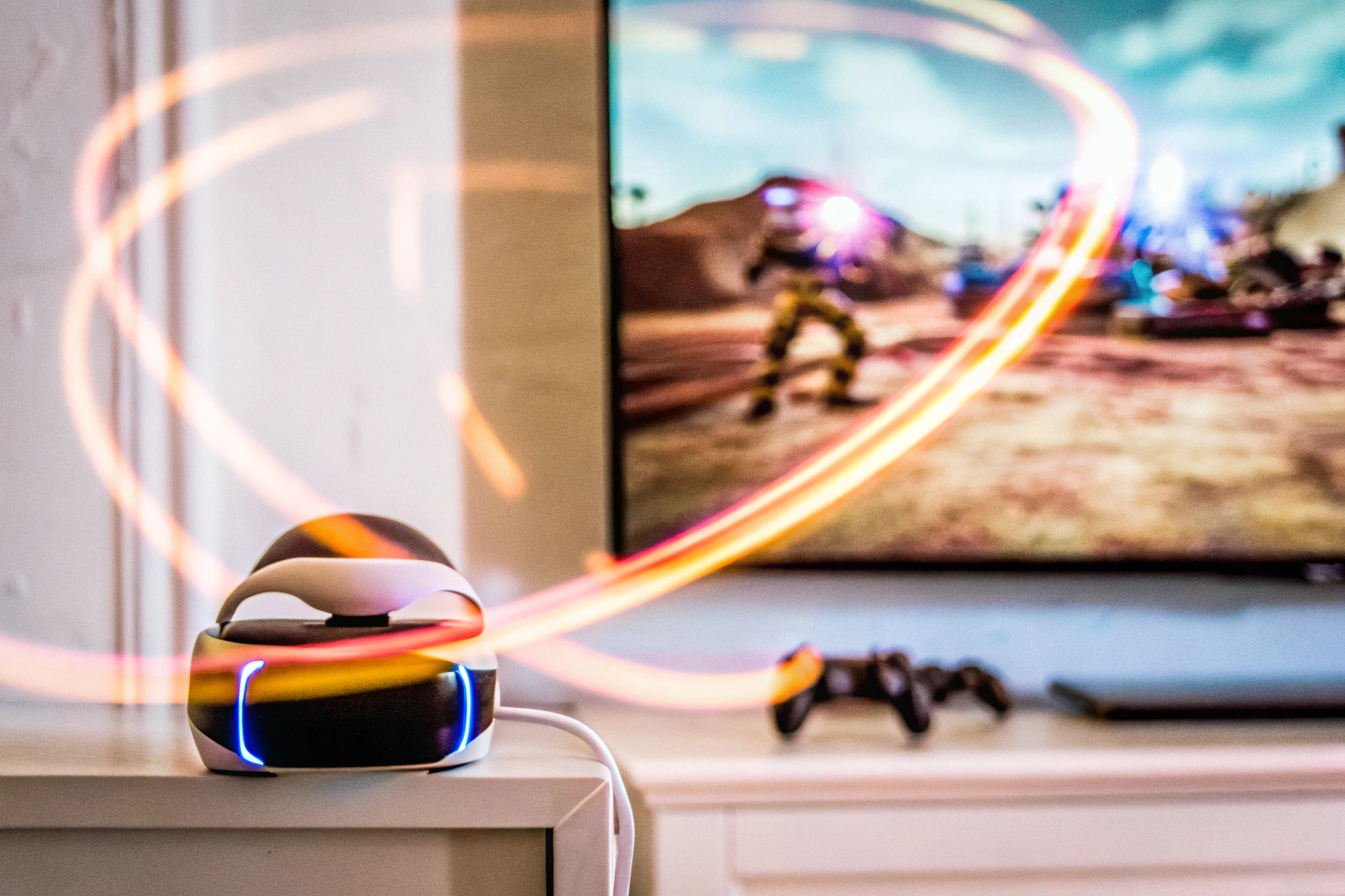 Ein Spieler, der ein PlayStation VR-Headset trägt und in ein actionreiches Spiel vertieft ist, mit dynamischen Lichteffekten im Hintergrund. Gamer mit PlayStation VR-Headset