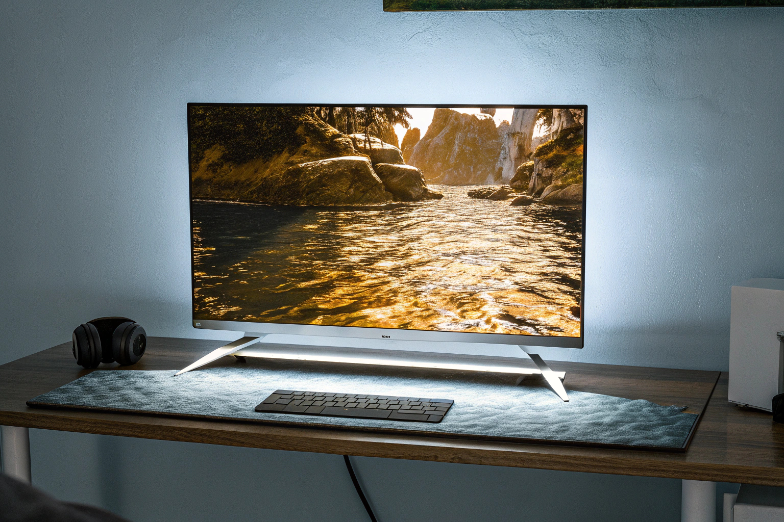 Ein Spieler, der ein Spiel mit Raytracing auf einem hochwertigen Monitor spielt Gamer beim Spielen mit Raytracing