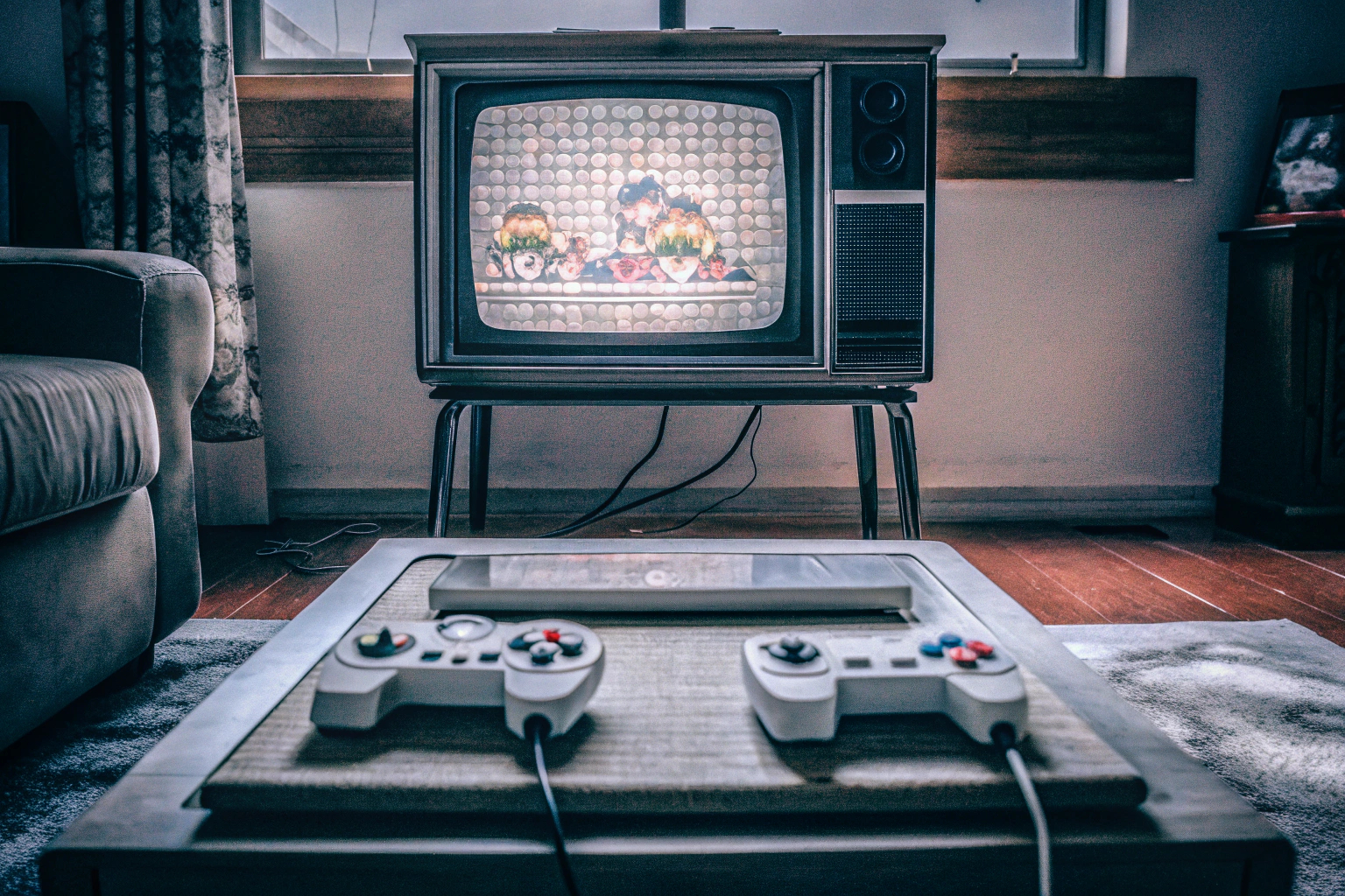 Retro-Konsole mit kabellosen Controllern