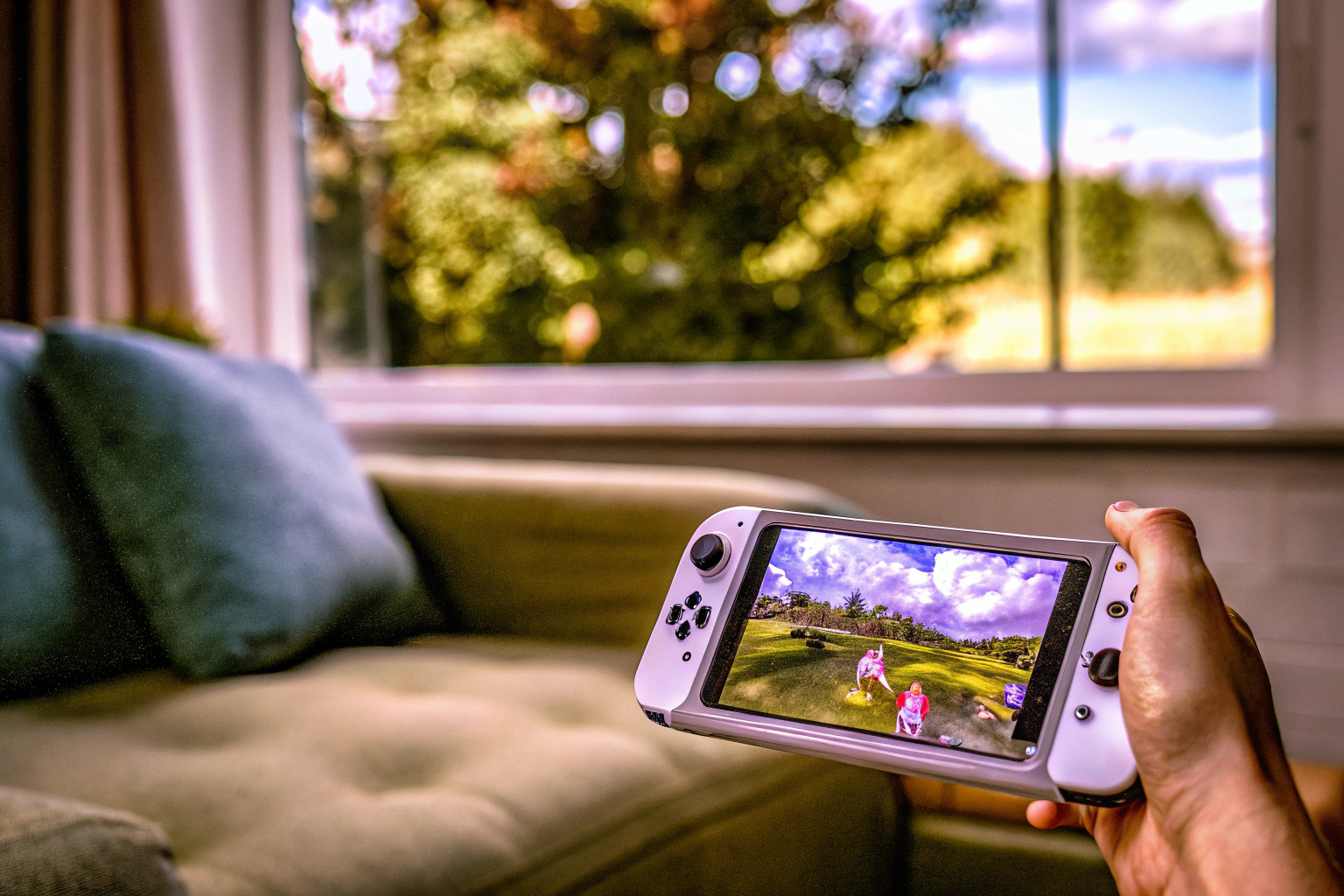 Ein Spieler, der einen tragbaren Cloud-Gaming-Handheld verwendet. Tragbarer Cloud-Gaming-Handheld