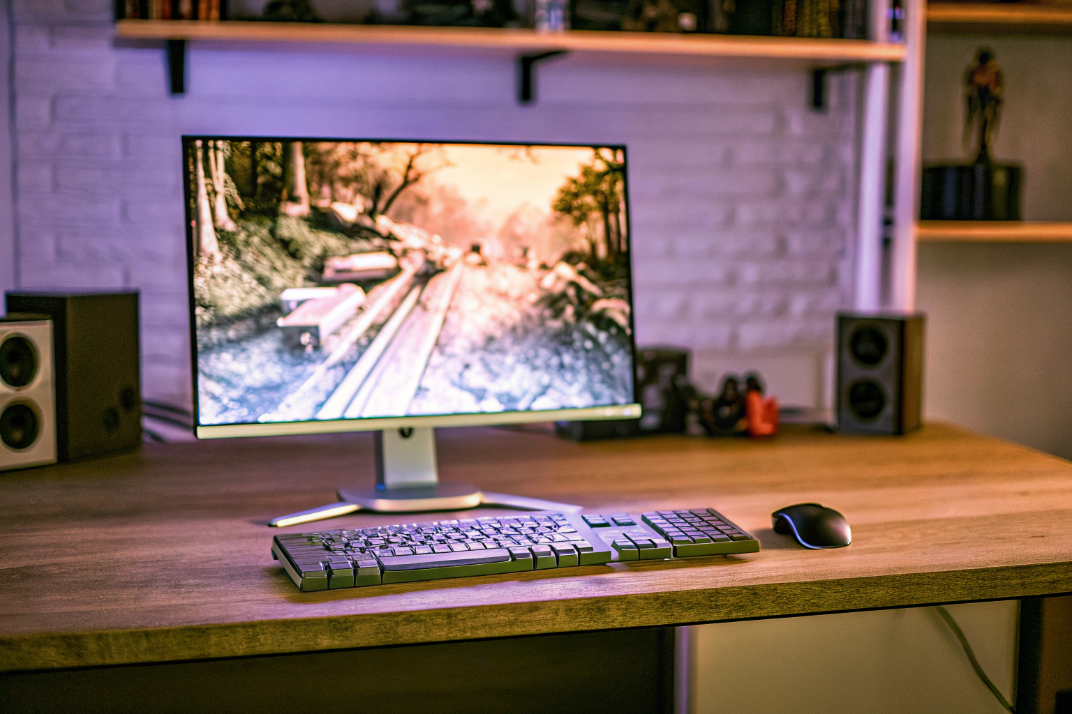 Ein Spieler, der in ein neues Videospiel vertieft ist, umgeben von moderner Gaming-Hardware. Gamer mit modernem Setup