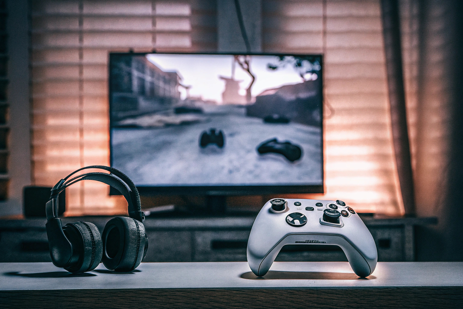 Ein Spieler, der in einem dunklen Raum mit einem Headset und Controller ein intensives Spiel auf einem großen Bildschirm spielt. Gamer beim Spielen auf Steam