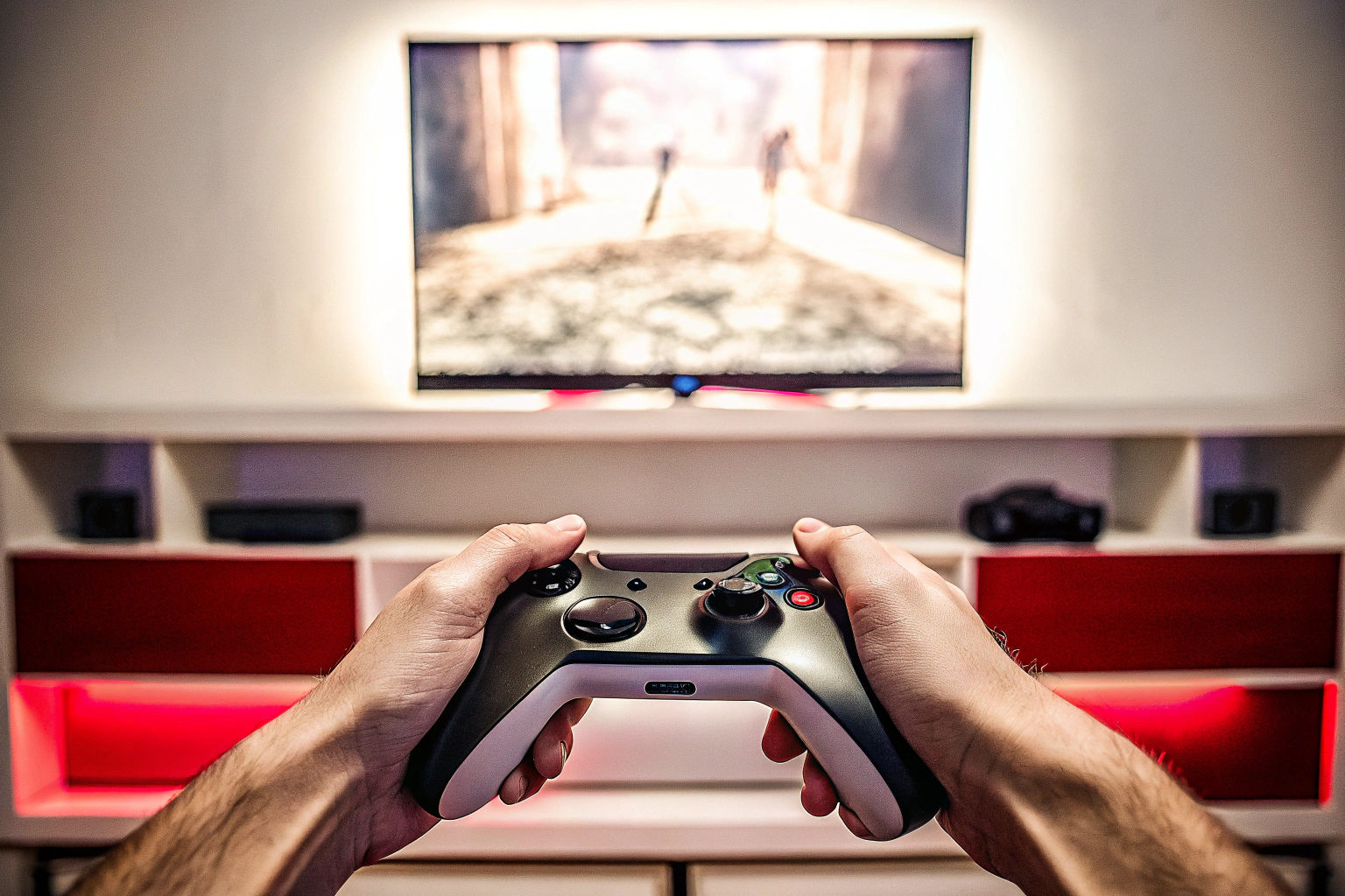Ein Spieler, der konzentriert ein Videospiel spielt, mit einem Controller in der Hand. Gamer mit Controller
