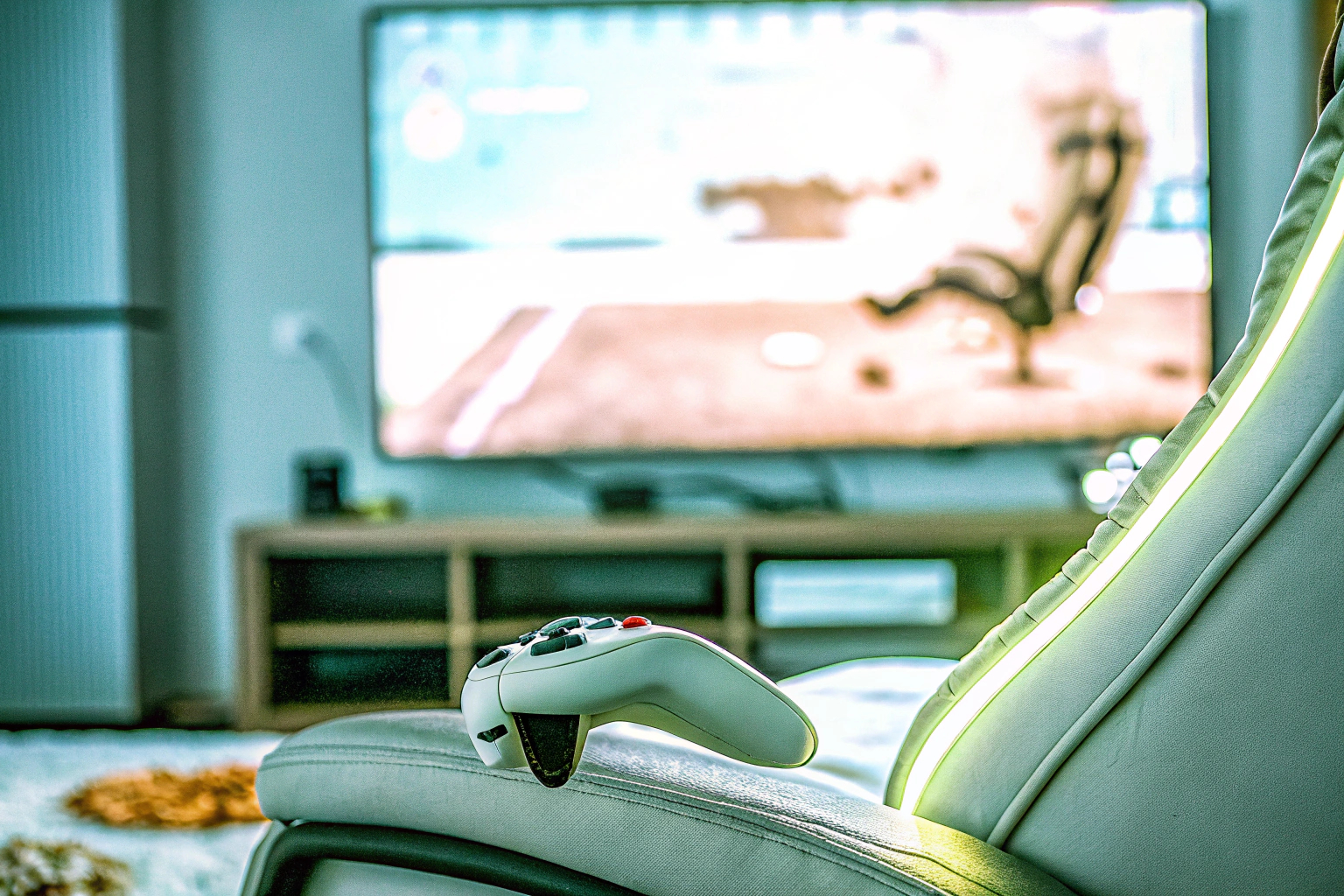 Ein Spieler, der mit einem Controller in einem bequemen Gaming-Stuhl sitzt, perfekt für lange Spielesessions. Spieler mit Controller