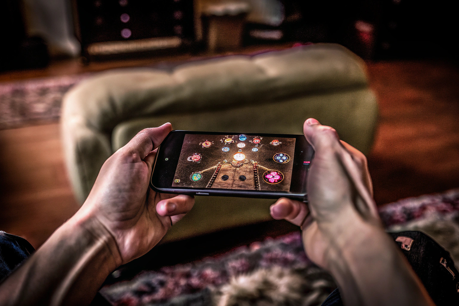 Ein Spieler, der mit einem Joystick auf seinem Smartphone ein Spiel spielt. Mit Joystick auf Smartphone spielen