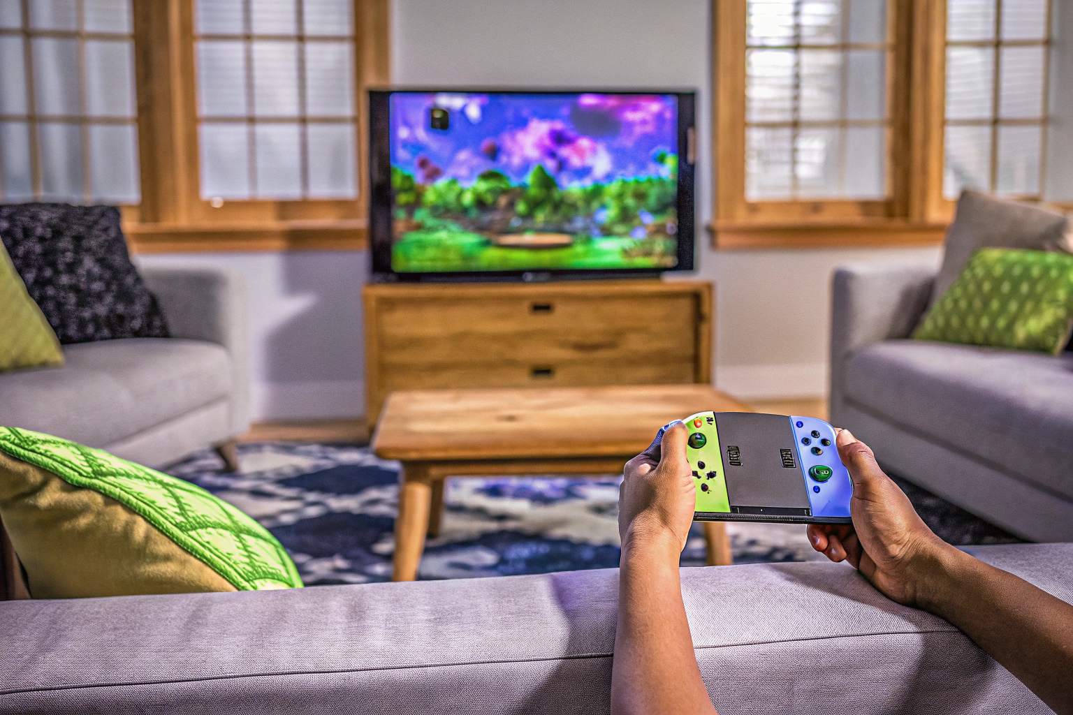 Ein Spieler, der mit einem Nintendo Switch Controller ein RPG-Spiel spielt, auf einem gemütlichen Sofa sitzend. RPG-Spiel auf Nintendo Switch