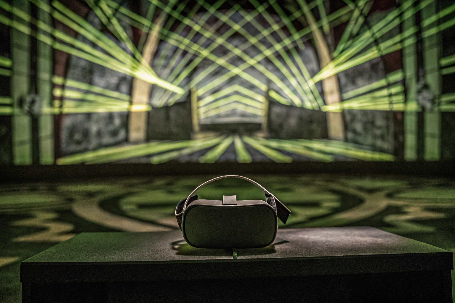 Ein Spieler, der mit einem VR-Headset in eine virtuelle Welt eintaucht, umgeben von futuristischen Grafiken. VR-Spieler mit Headset