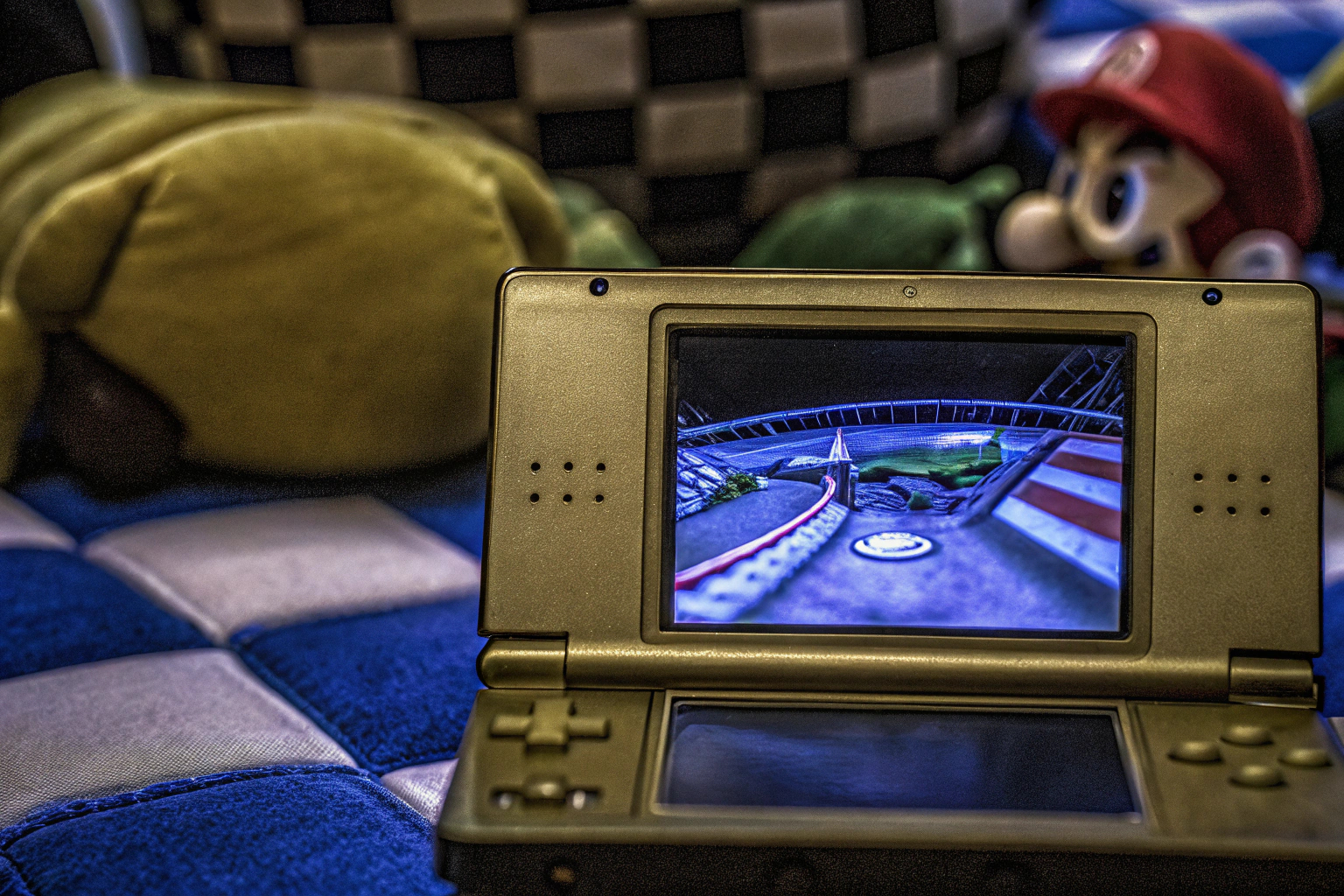 Ein Spieler, der sich auf ein aufregendes Rennen in Mario Kart DS vorbereitet. Mario Kart DS Rennen
