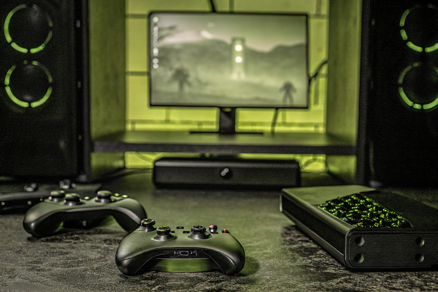 Ein Spieler, der verschiedene Controller mit einem PC verwendet. Controller Adapter für PC Spiele