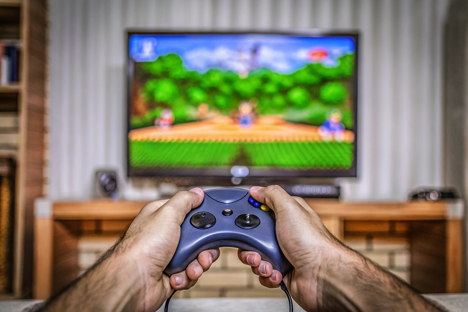 Ein Spieler hält den Sega Genesis Controller und spielt Sonic 2. Sega Genesis Controller und Sonic 2