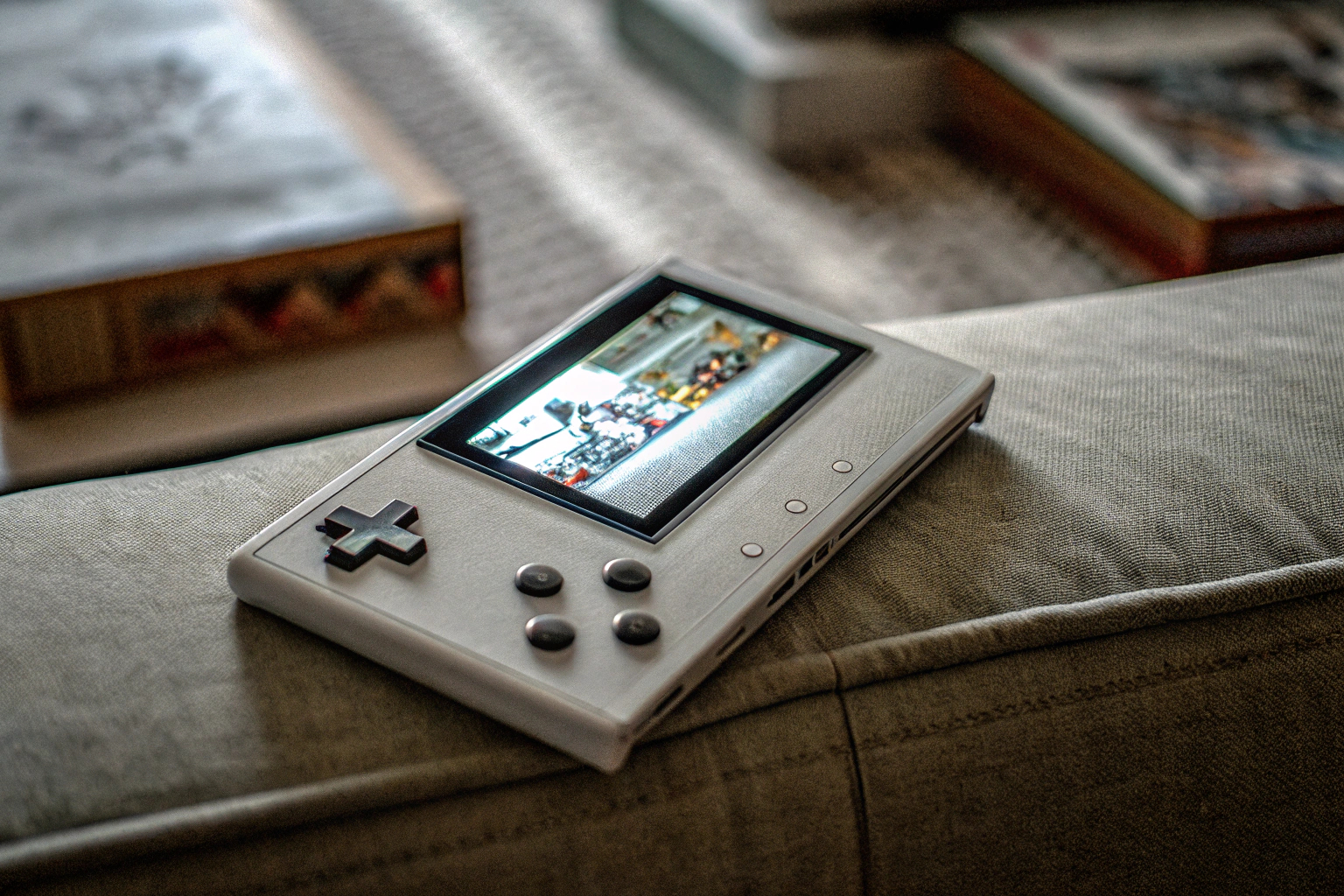 Ein Spieler hält die Blaze Evercade Neo-Geo Super Pocket in den Händen und spielt ein klassisches Neo-Geo-Spiel. Blaze Evercade Neo-Geo Super Pocket