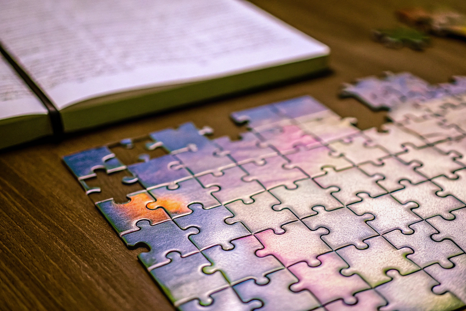 Ein Spieler löst ein Level des sumsync Super Slide Puzzles und konzentriert sich auf die komplexen Herausforderungen. sumsync Super Slide Puzzle in Aktion