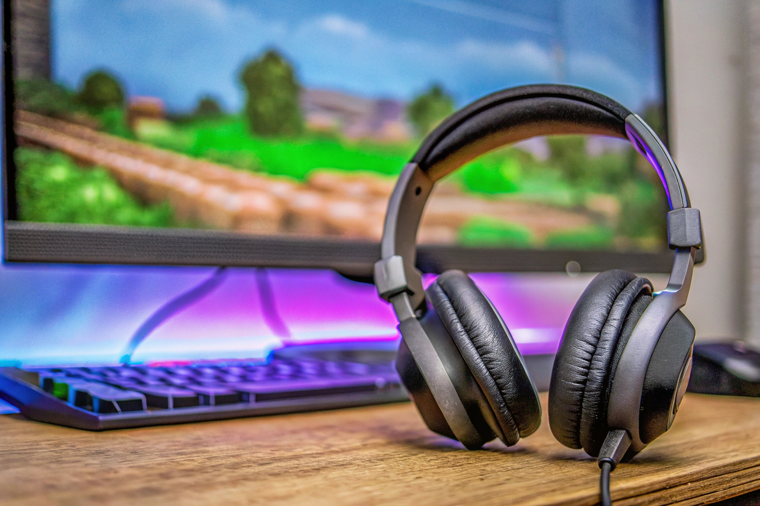 Ein Spieler mit einem Gaming-Headset, der in ein intensives Spiel vertieft ist. Cloud-Gaming mit Headset
