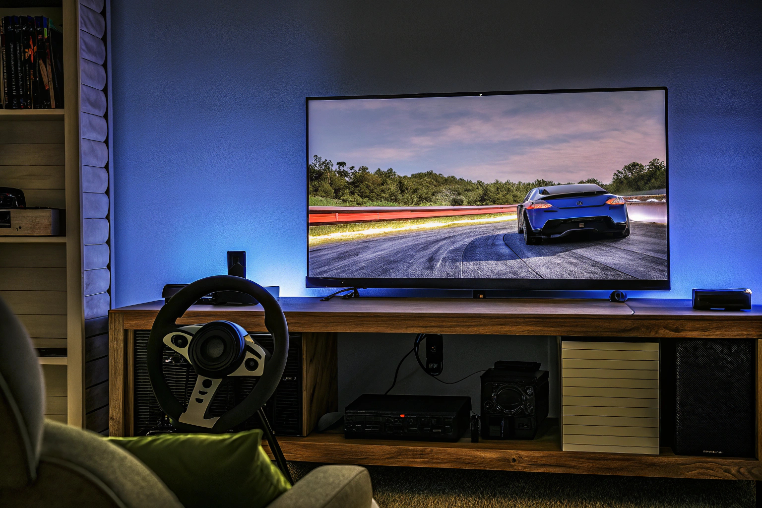 Ein Spieler mit einem Gaming-Setup, der ein Rennspiel spielt Spieler mit Gaming-Setup