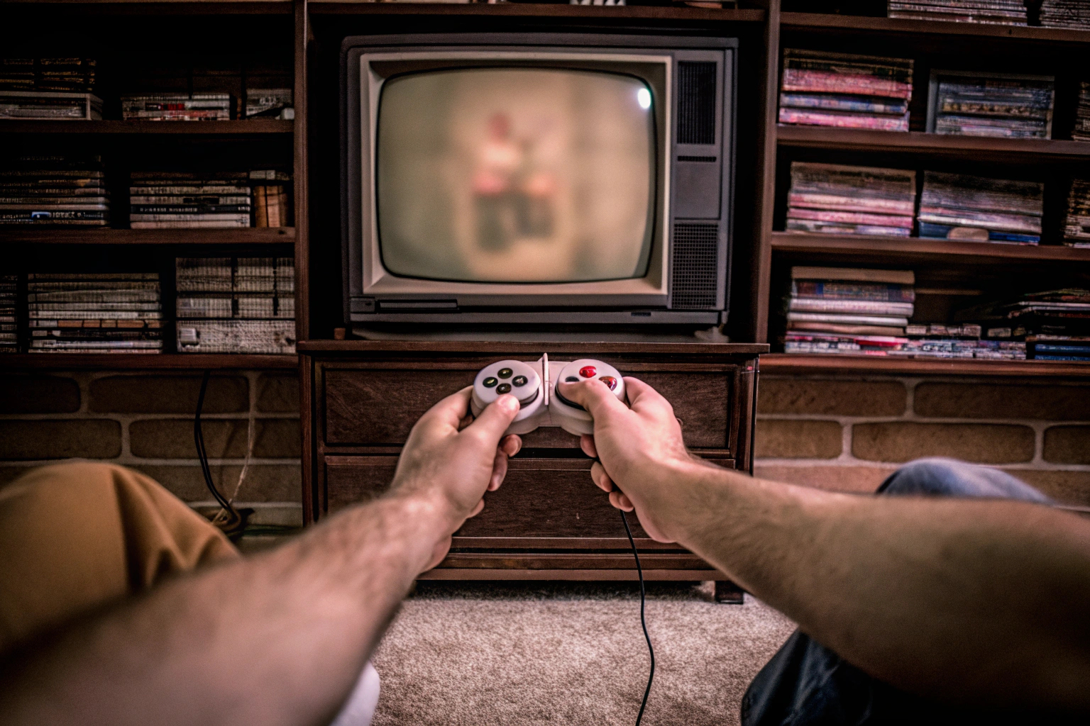 Ein Spieler mit einem Retro-Controller in der Hand, der auf einem Fernseher ein altes Spiel spielt. Retro-Spielekonsole in Aktion