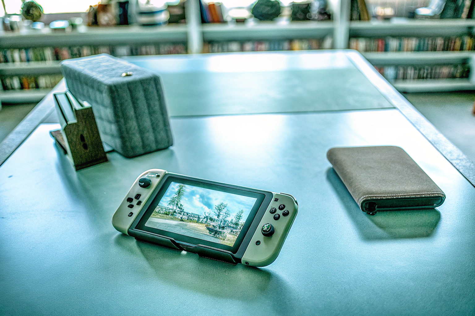 Ein Spieler nutzt einen Joy-Con-Komfortgriff während des Spielens auf der Nintendo Switch Joy-Con-Komfortgriff im Einsatz
