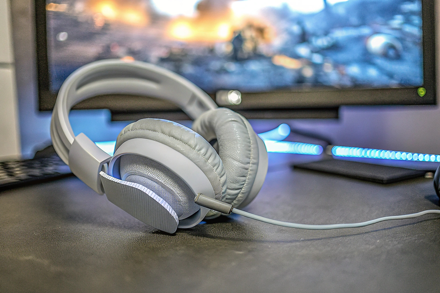 Ein Spieler taucht mit dem JBL Quantum 100M2 in ein intensives Spiel ein JBL Quantum 100M2 in Aktion
