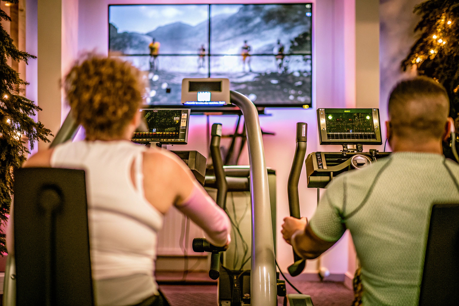 Ein Spieler trainiert mit einem Fitnessgerät, um seine körperliche Fitness zu verbessern. Fitness-Training für E-Sportler