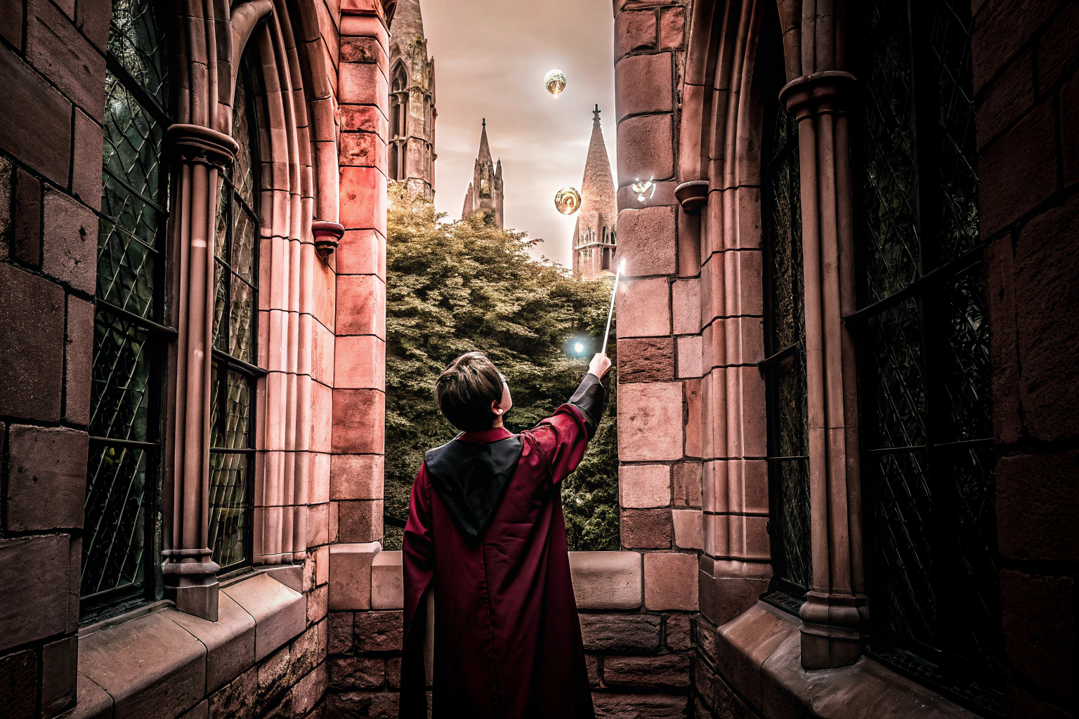 Ein Spielercharakter in Hogwarts Legacy, der die magische Umgebung von Hogwarts erkundet. Hogwarts Legacy PS4 Spiel