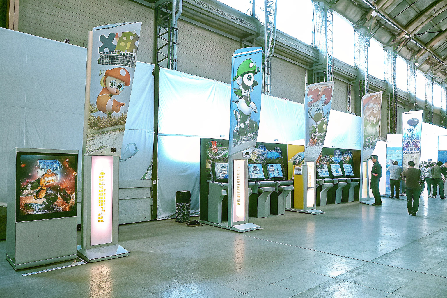 Ein Stand auf einer Gaming-Messe mit verschiedenen Konsolen und Spielen. Gaming-Messe Stand