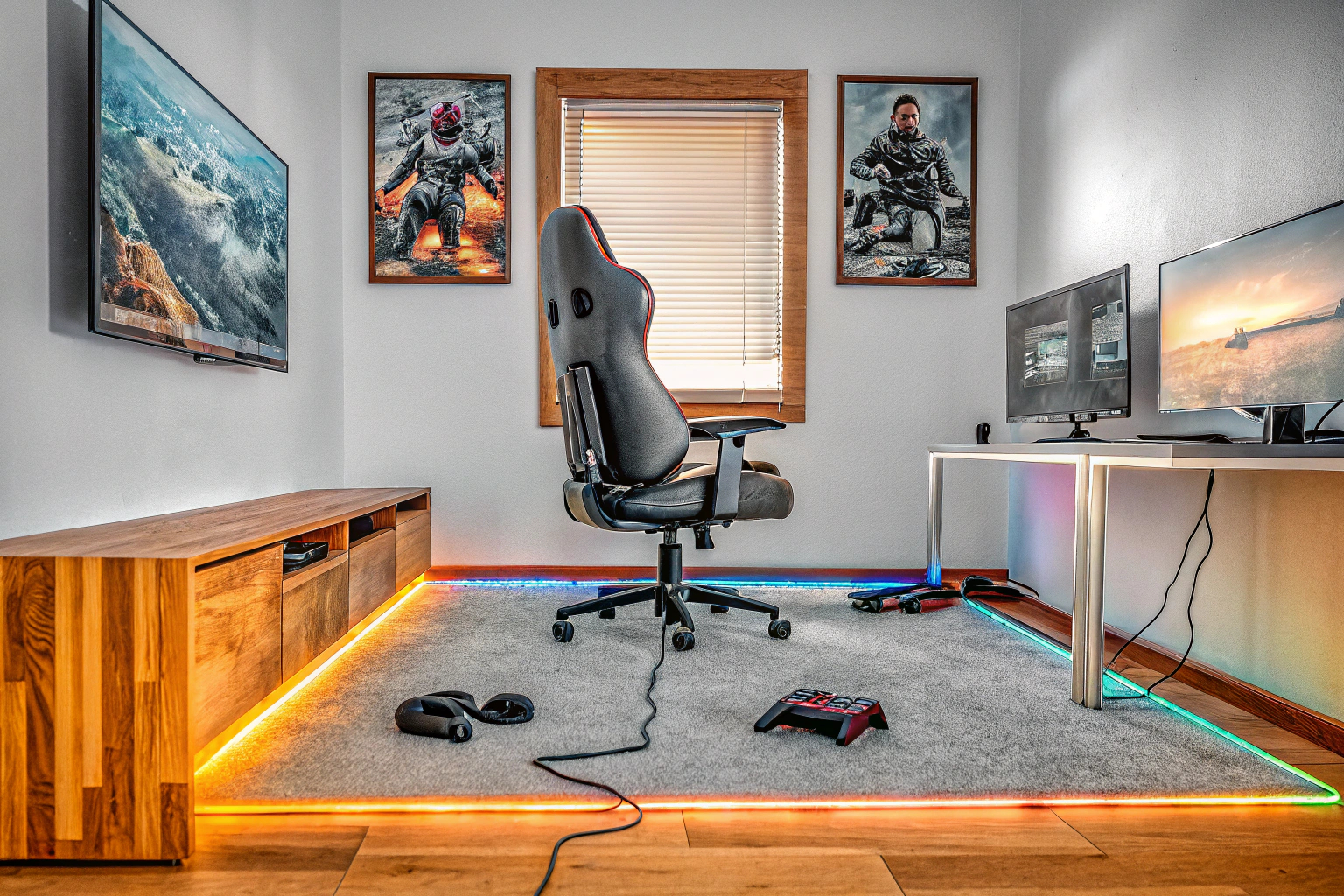Ein stilvoll beleuchteter Gaming-Raum mit RGB-Lichtern. Gaming-Raum beleuchtet