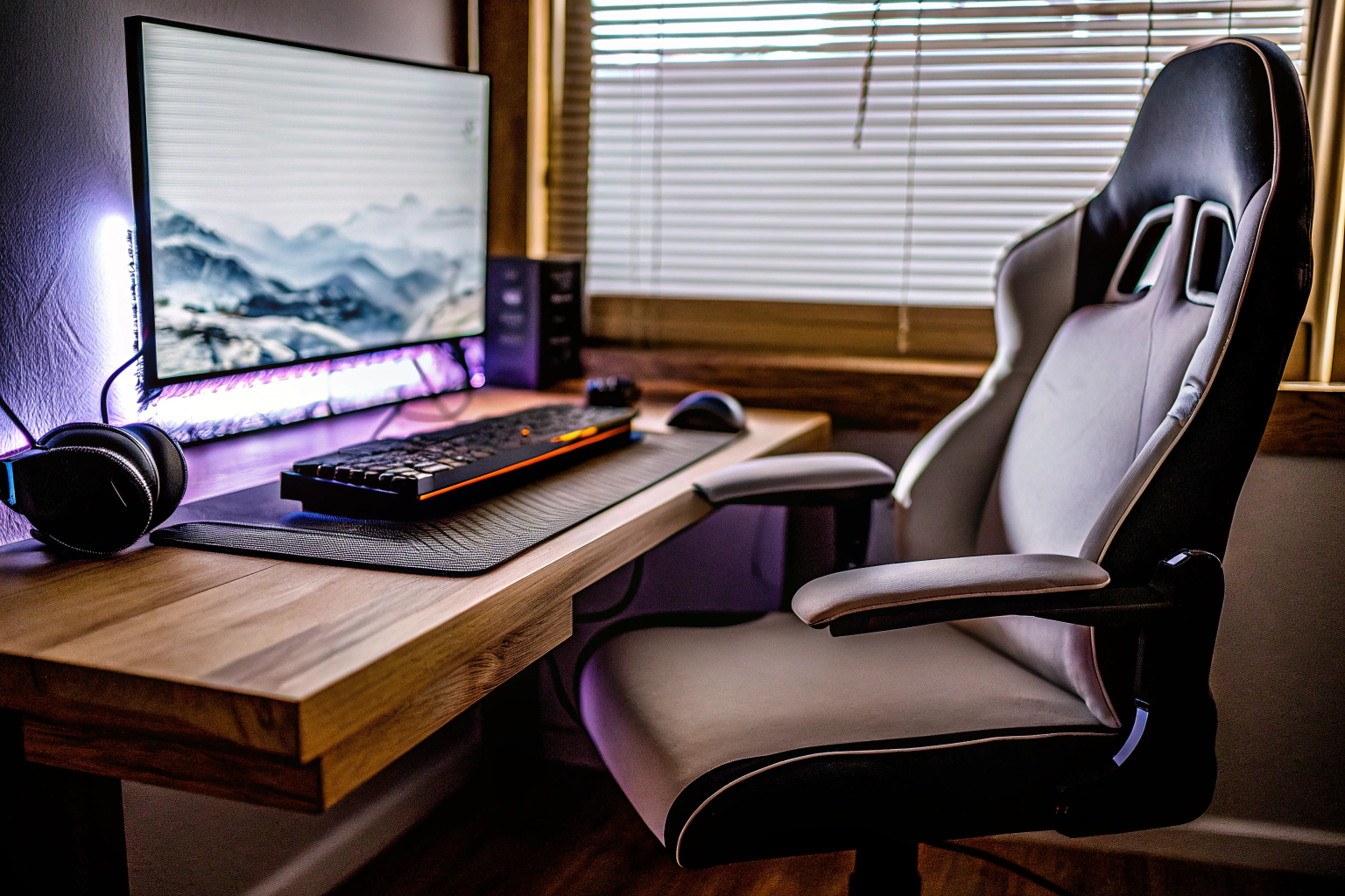 Ein stilvoll eingerichtetes Gaming-Setup mit RGB-Beleuchtung und modernen Accessoires Stilvolles Gaming-Setup mit RGB-Beleuchtung