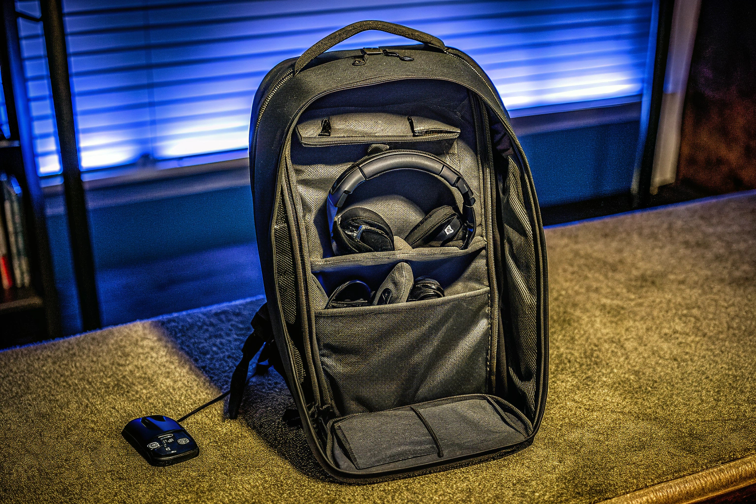 Ein stilvoller Gaming-Rucksack mit mehreren Fächern und USB-Anschluss für unterwegs. Gaming-Rucksack mit USB-Anschluss