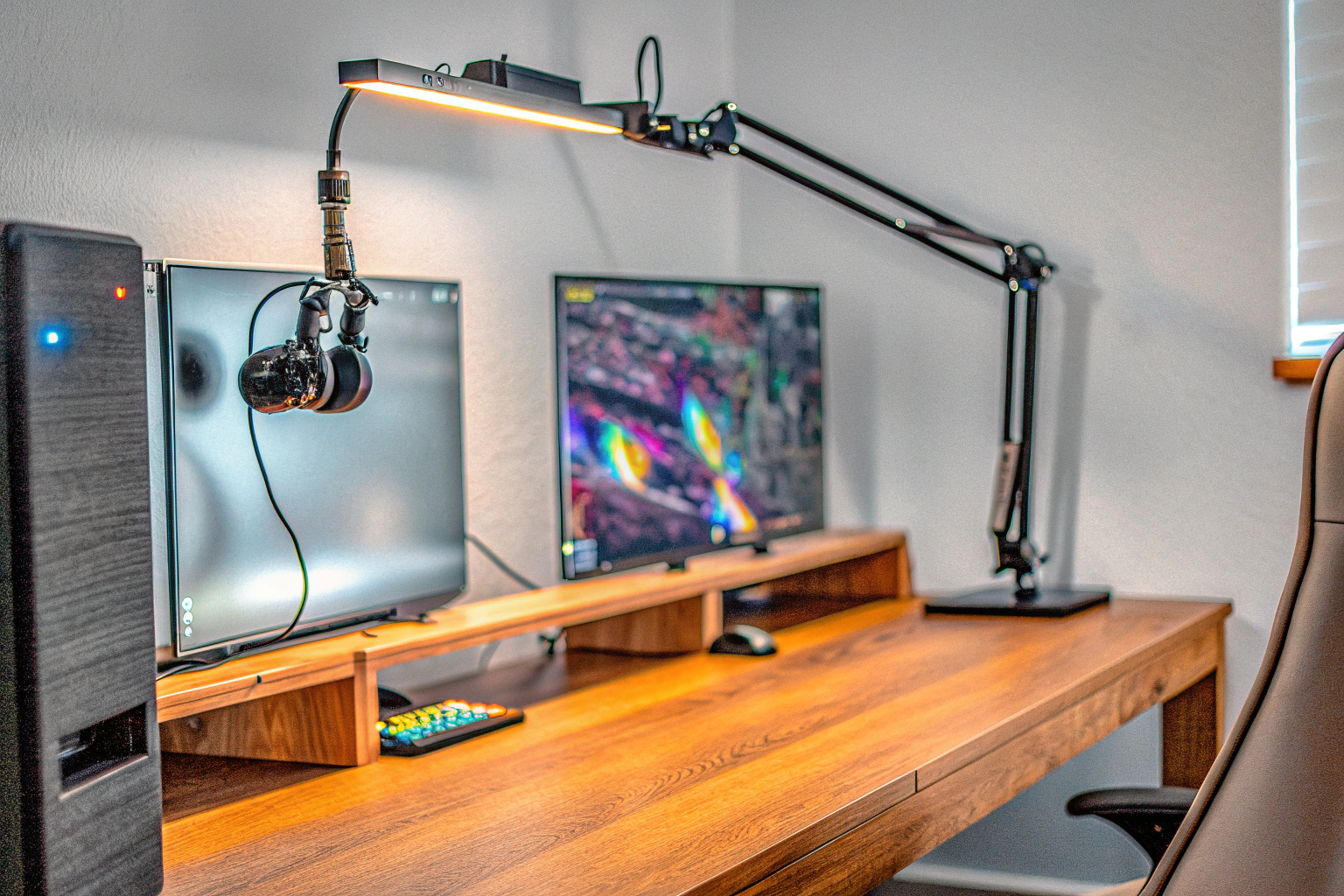 Ein Streamer bei der Arbeit, mit mehreren Bildschirmen und professionellem Equipment. Streamer mit professionellem Setup