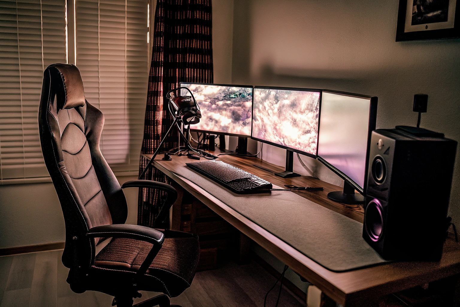 Ein Streamer, der an einem gut organisierten Arbeitsplatz mit mehreren Monitoren arbeitet. Streaming-Setup mit mehreren Monitoren