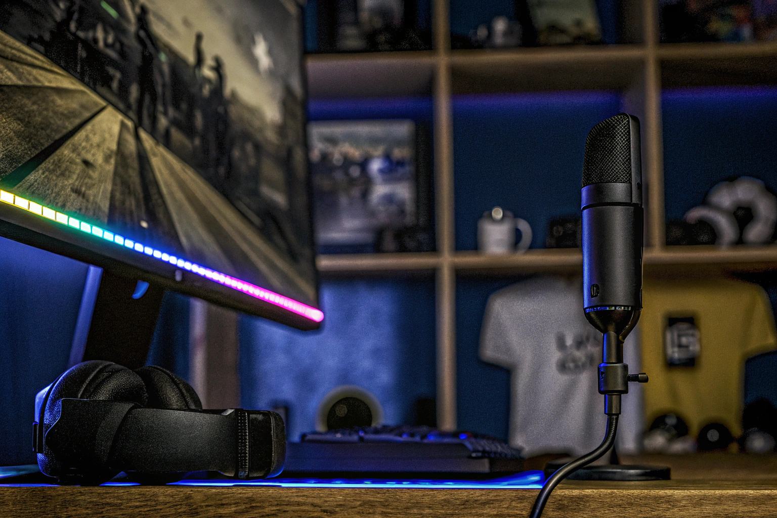 Ein Streamer, der direkt mit seiner Community interagiert und seine Markenmerchandise präsentiert. Streamer Community Interaktion
